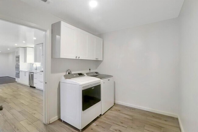 Building Photo - 5602 Sylmar Rd