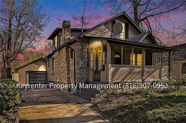 Building Photo - 4 Bedroom 2 bath