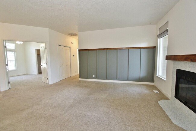 Building Photo - Immaculate Single-Level Home
