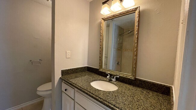 Building Photo - Spacious Townhome in the heart of Irving