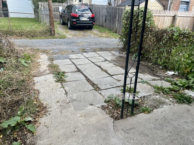 Building Photo - 615 Lake St