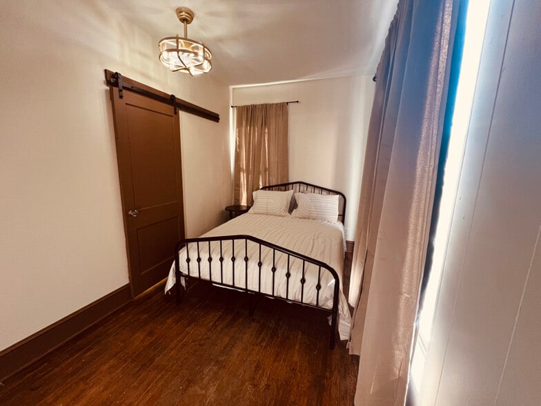 Building Photo - 58 Dickenson St