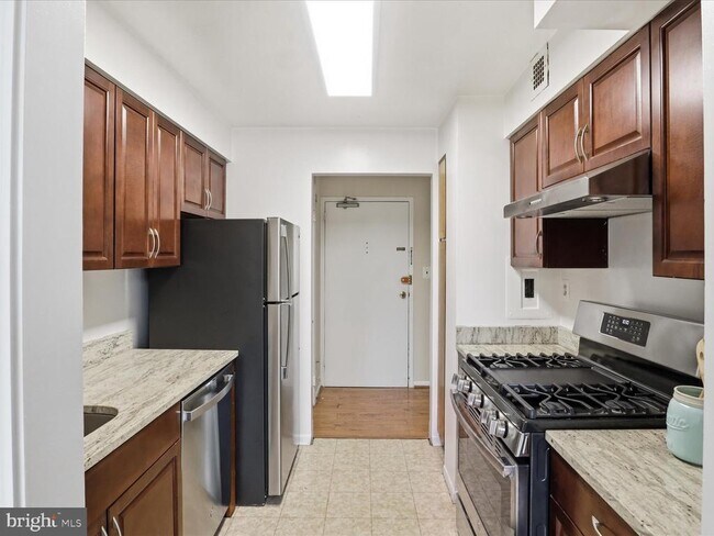 Building Photo - 600 Roosevelt Blvd
