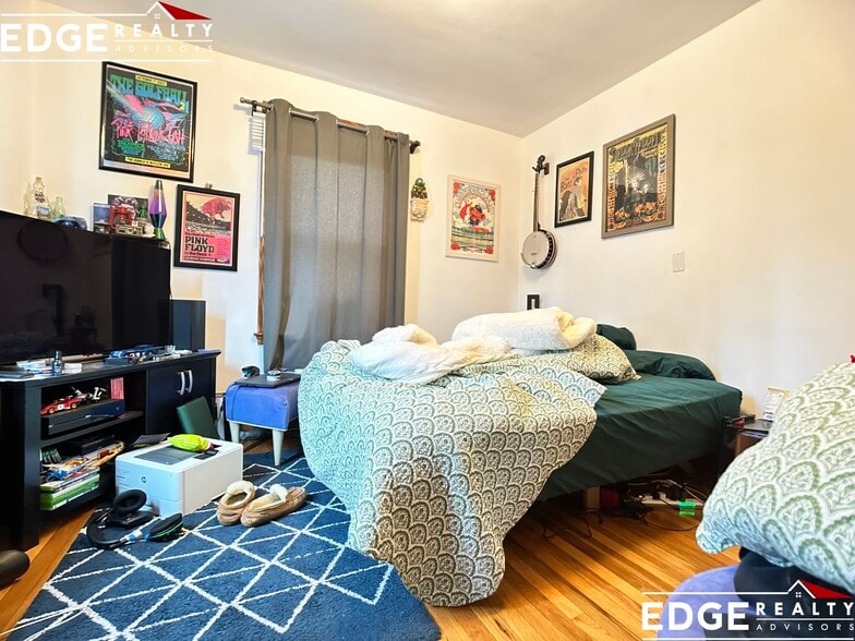 Building Photo - 27 S Crescent Circuit