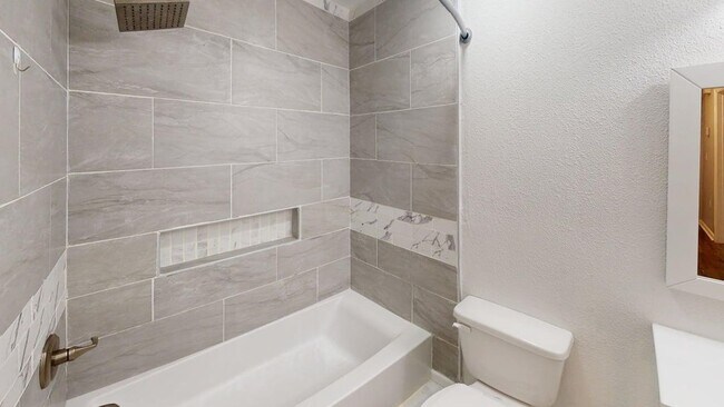 Building Photo - 910 Ave A