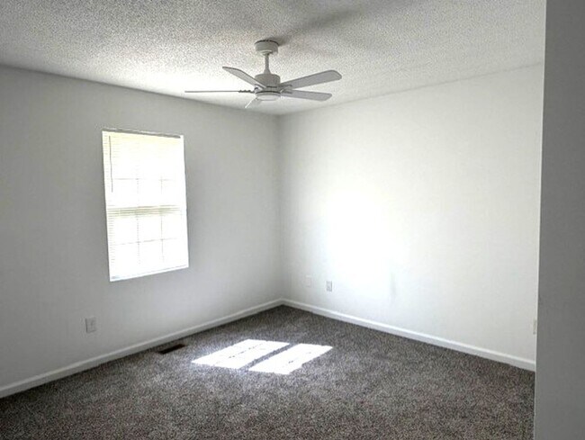 Building Photo - ~ Cute 2-Bedroom Home w/fenced back yard! ~