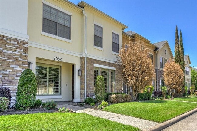 Building Photo - 2050 Palm Forest Ln