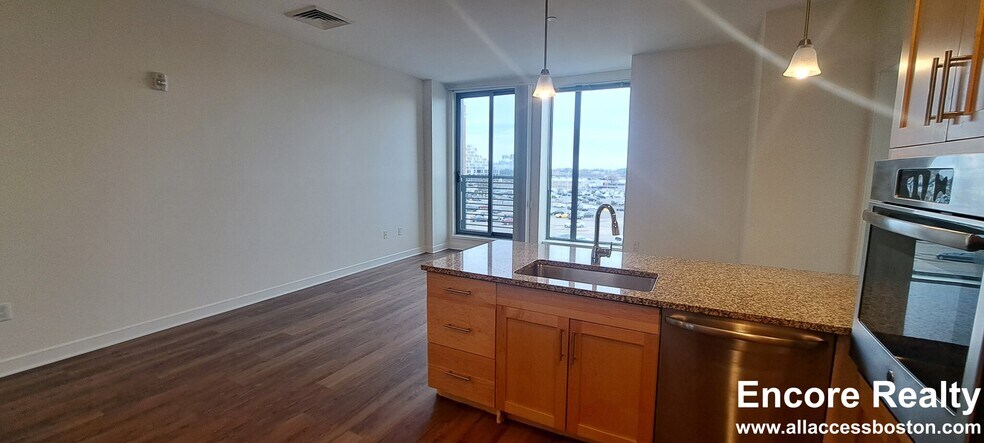 Building Photo - 411 D St