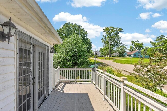 Building Photo - 3008 Lakeshore Dr