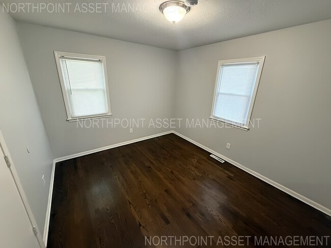 Building Photo - 3 bed, 1 bath, open layout available now!