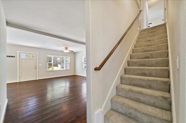 Building Photo - North End corner lot with garden and TONS ...