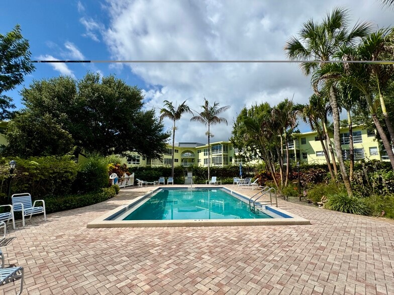 Building Photo - 1100 Ponce de Leon Cir