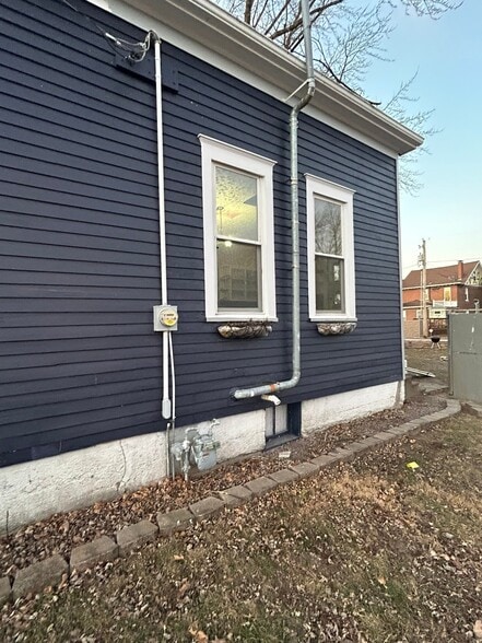 Building Photo - 106 S Benton St