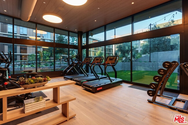 Building Photo - 700 Broadway