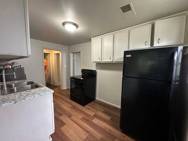 Building Photo - Home for Rent in North Birmingham **Accept...