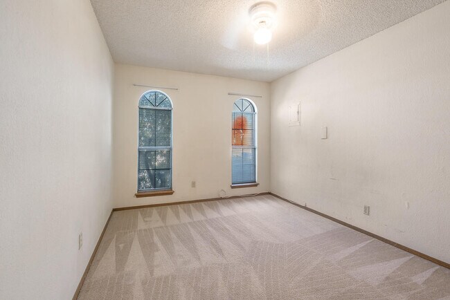 Building Photo - 4652 R L Shoemaker Dr