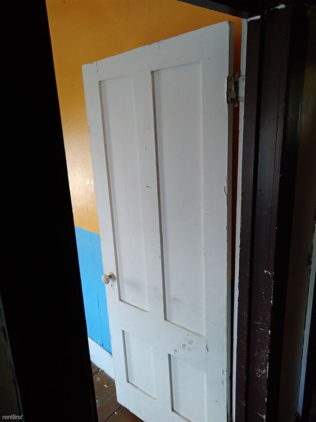 Building Photo - 3 br, 1 bath House - 212 South Street