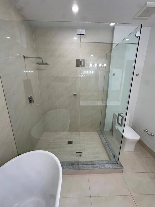 Building Photo - Northeast 17th Avenue, Fort Lauderdale, FL 33304 - 2 BR 2.5 BA townhouse