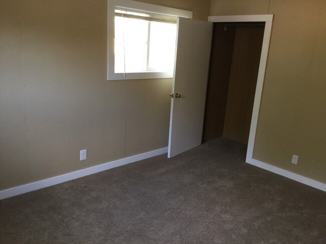 Building Photo - Westside 3 Bedroom House, New Kitchen, Paint, Flooring & Appliances, Attached Garage