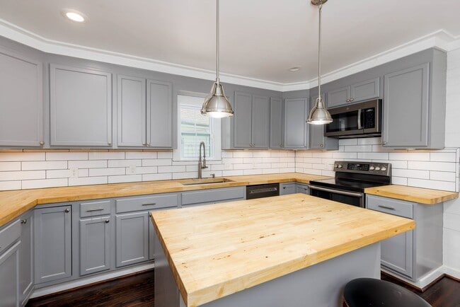 Building Photo - 2 Bedroom, 2 Bath in Homewood