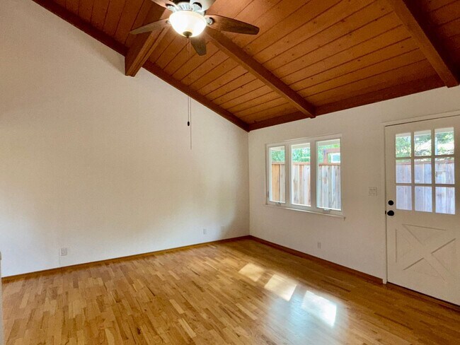 Building Photo - Carriage House