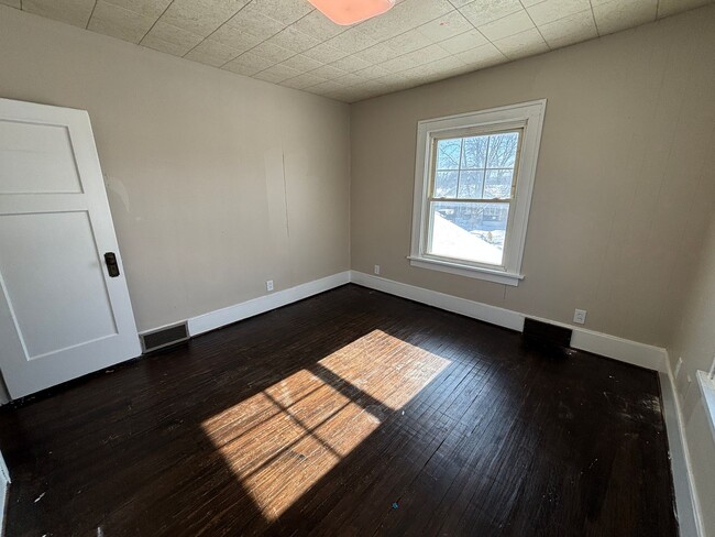 Building Photo - 4 Bedroom, 1 Bathroom home with 2+ car gar...