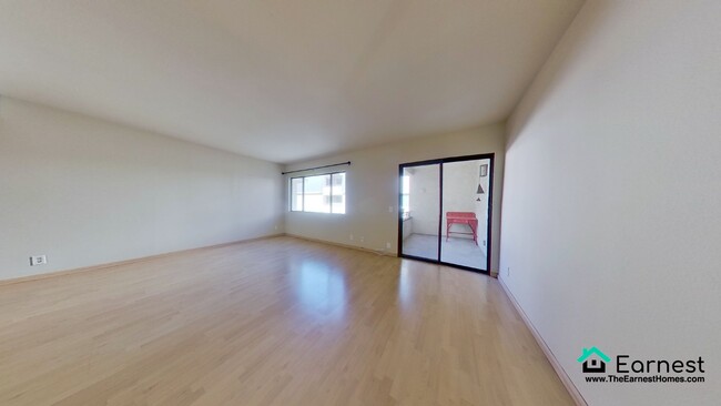 Building Photo - 1 + 1 Charming Upper-Level Condo with Priv...