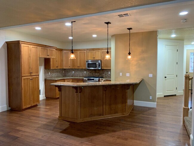 Building Photo - COMING SOON! GORGEOUS Townhome...  LOCATION , LOCATION near Peace Health Hospital