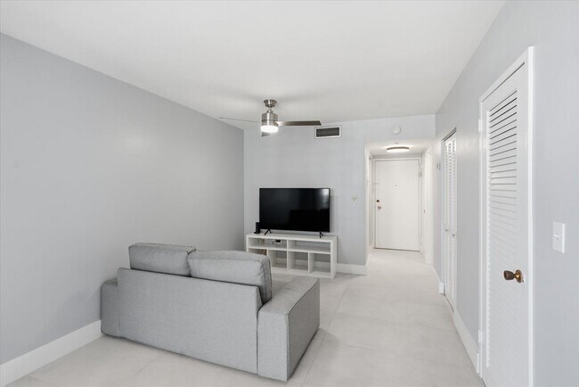 Building Photo - 2899 Collins Ave