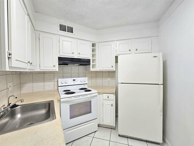 Building Photo - 210 Lake Pointe Dr