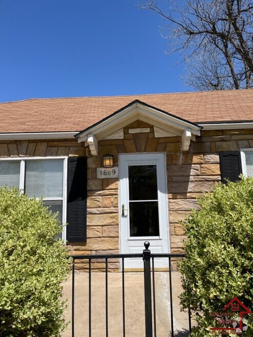 Building Photo - 1609 SW B Ave