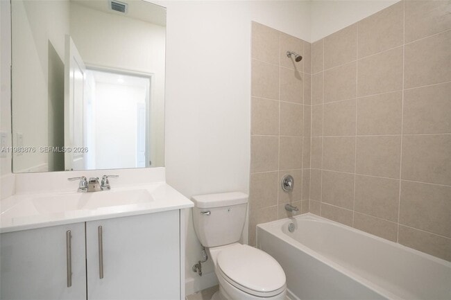 Building Photo - 204 SE 10th St