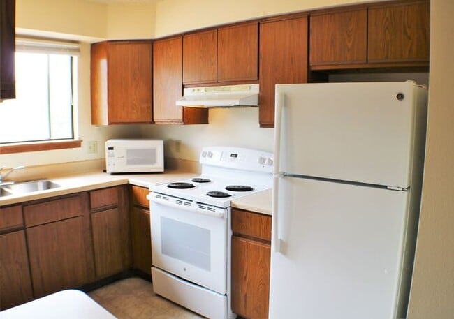 Building Photo - $1,450 | 3 Bedroom, 2.5 Bathroom Town Home...