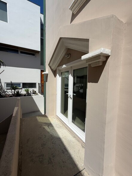 Building Photo - 3111 Bayview Dr