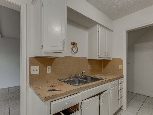 Building Photo - MOVE IN SPECIAL NO DEPOSIT IF LEASED BY JU...
