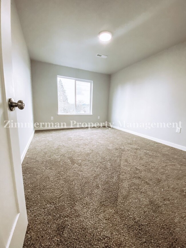 Building Photo - 3 Bedroom 2.5 Bathroom Townhome!