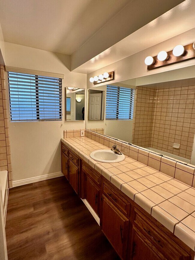 Building Photo - 9913 Spring Oak Dr