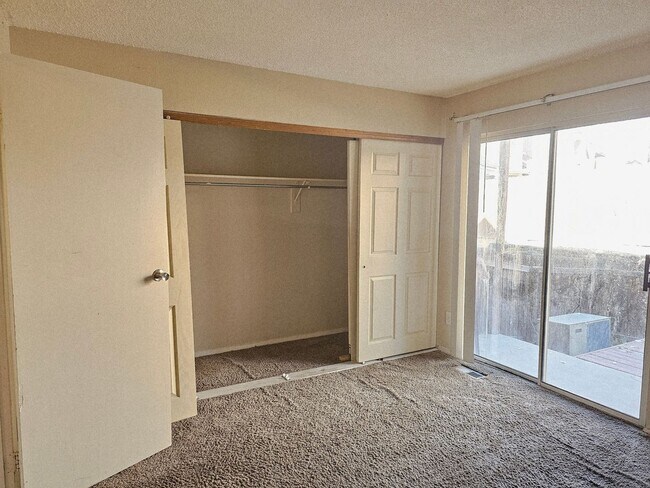 Building Photo - Cozy 1 Bedroom Condo with Assigned Parking Space