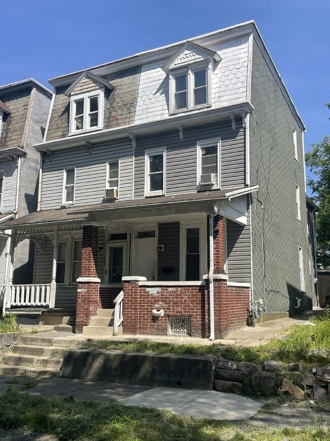 Building Photo - 5 bedroom 1.5 bath. Home available now.