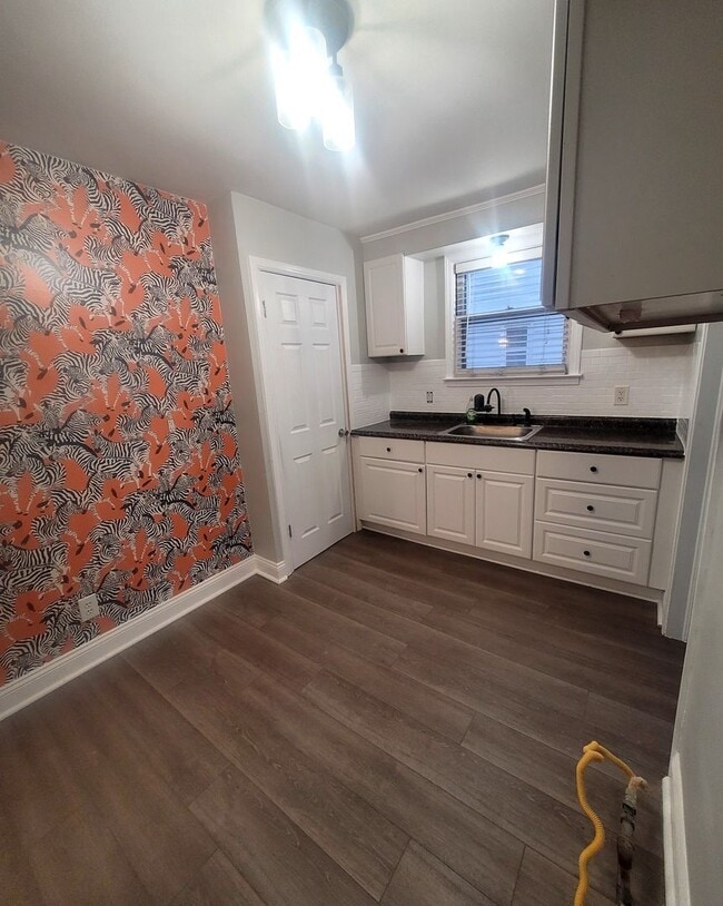 Building Photo - Beautiful 3 Bedroom bungalow in very desir...