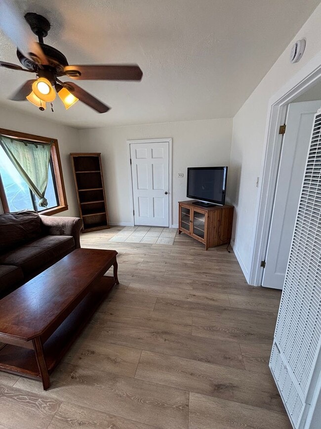 Building Photo - Furnished Spacious 1 Bedroom / 1 Bath Uppe...