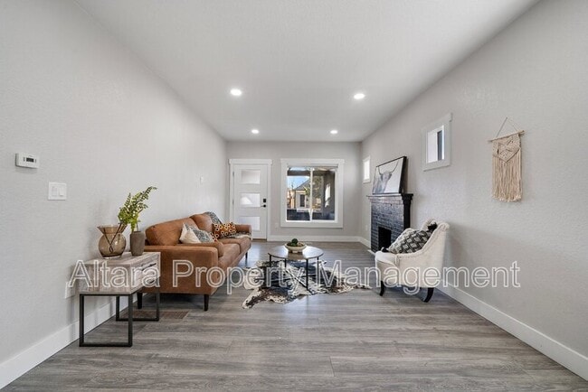 Building Photo - 2339 S Acoma St