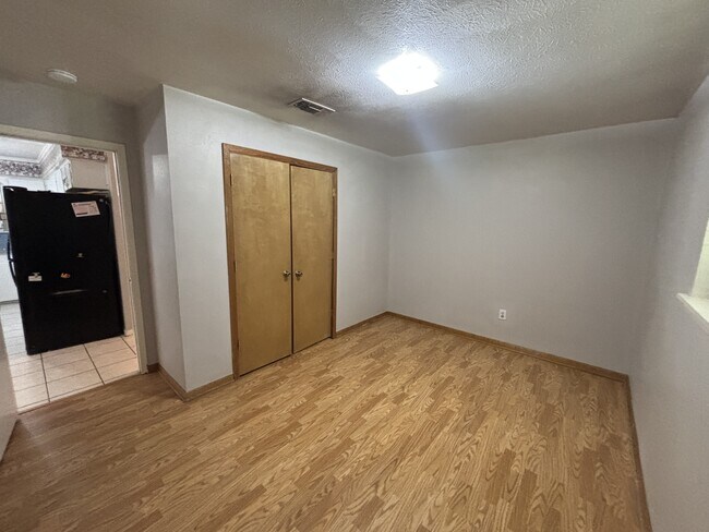 Building Photo - 906 Meadow Ln