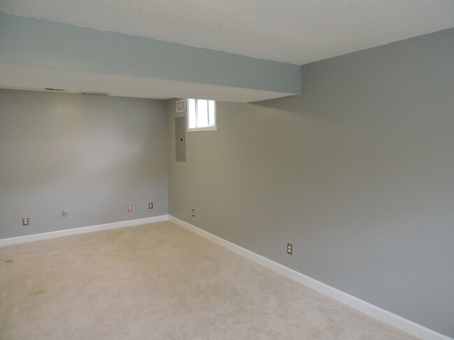 Building Photo - A Spacious 3 Bedroom Home in a Great Locat...