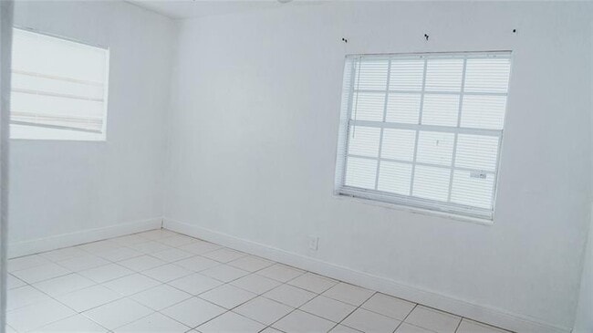Building Photo - 6320 SW 10th Ct