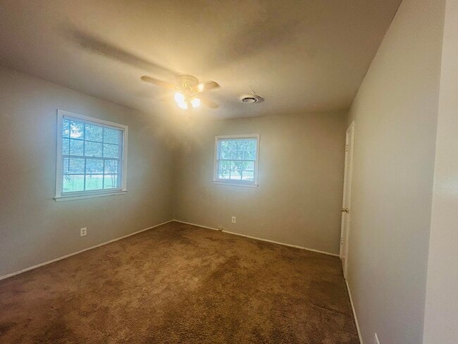 Building Photo - 905 Eisenhower Dr