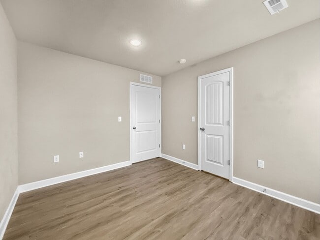 Building Photo - Spacious 3-Bedroom Townhome in Prime Colonial Highlands Location