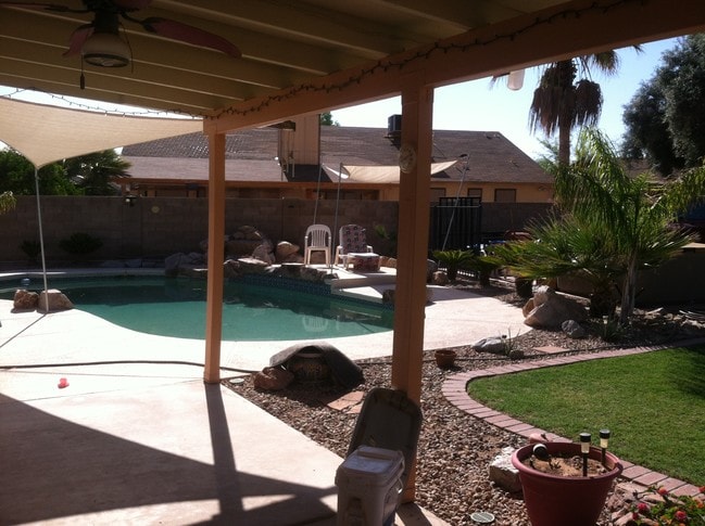 Building Photo - 465 E Providence Dr