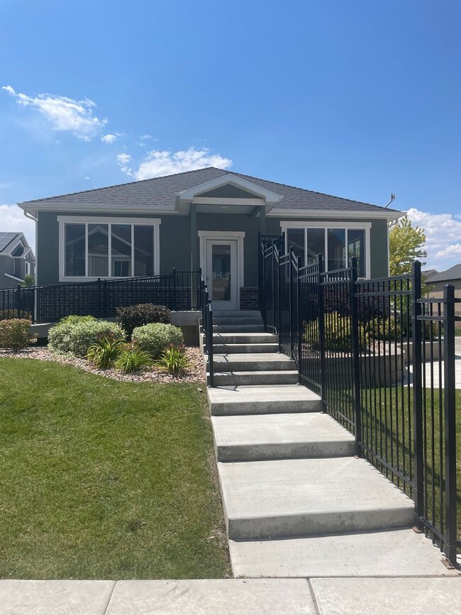 Building Photo - Newer Santaquin Townhome