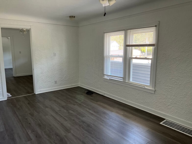 Building Photo - 1300 Stewart St